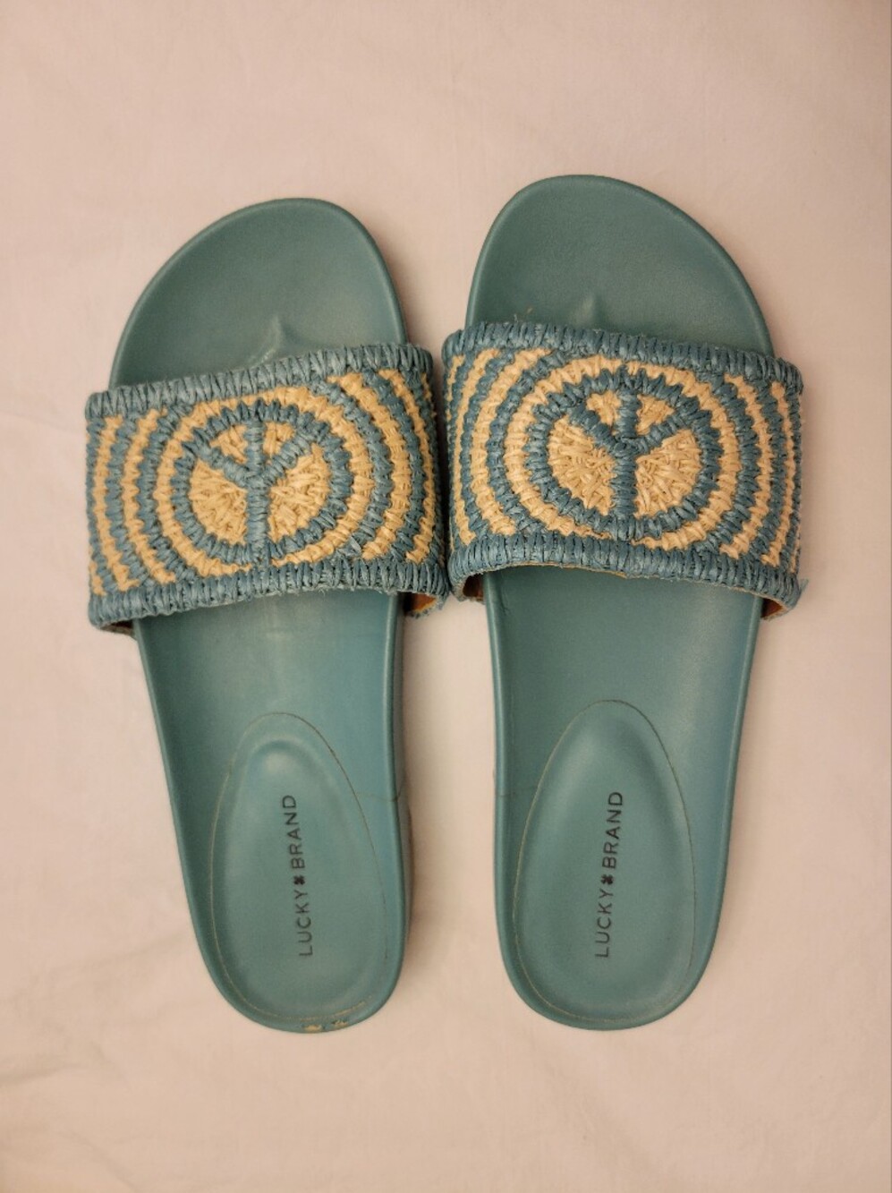 Lucky Brand Women's 7.5 Pepperika Raffia PEACE Slide Sandal, Turquoise